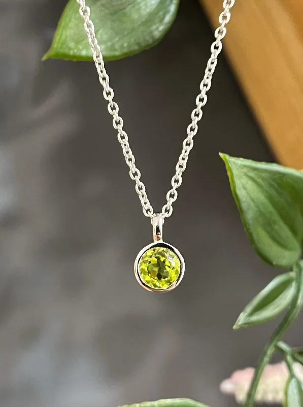 Unique & Co Sterling Silver Peridot Pendant Necklace