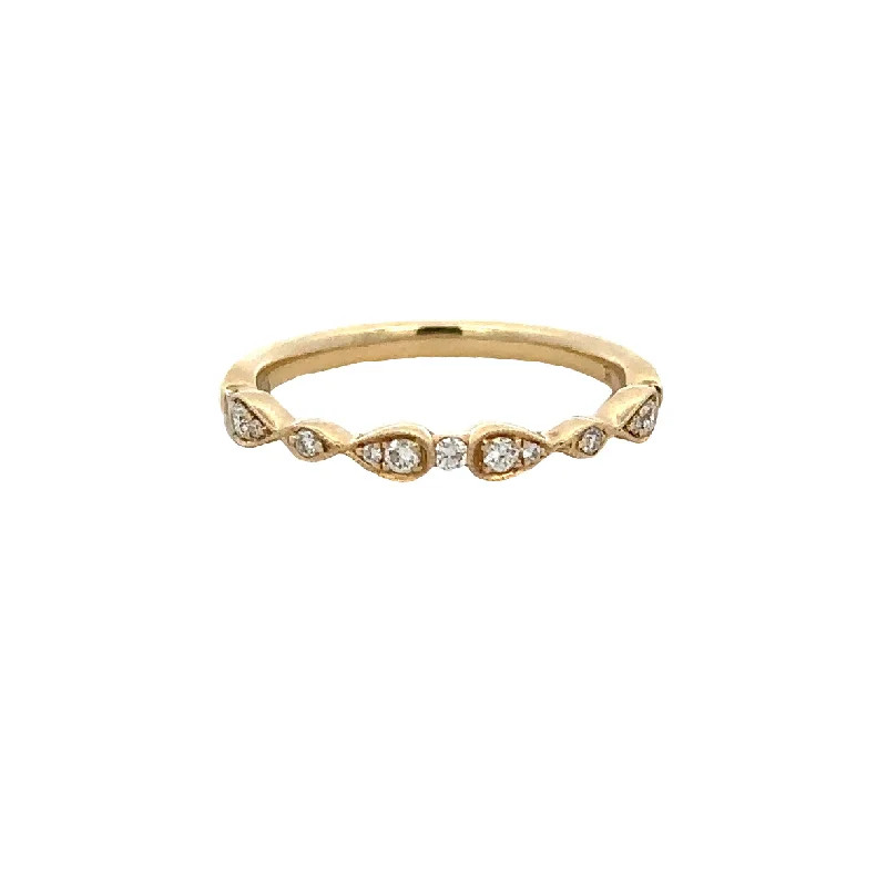 Claw-set ring-Diamond Wedding Band in Yellow Gold